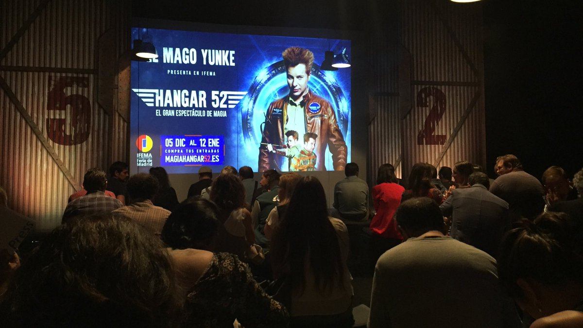 Ya está todo listo para que comience la presentación de Hangar 52. 

¿Por dónde aparecerá <a href="/Yunkemagia/">El Mago Yunke</a>? ¡Seguro que nos sorprende! ⚡️💫
 
#Hangar52 | #IFEMA40
