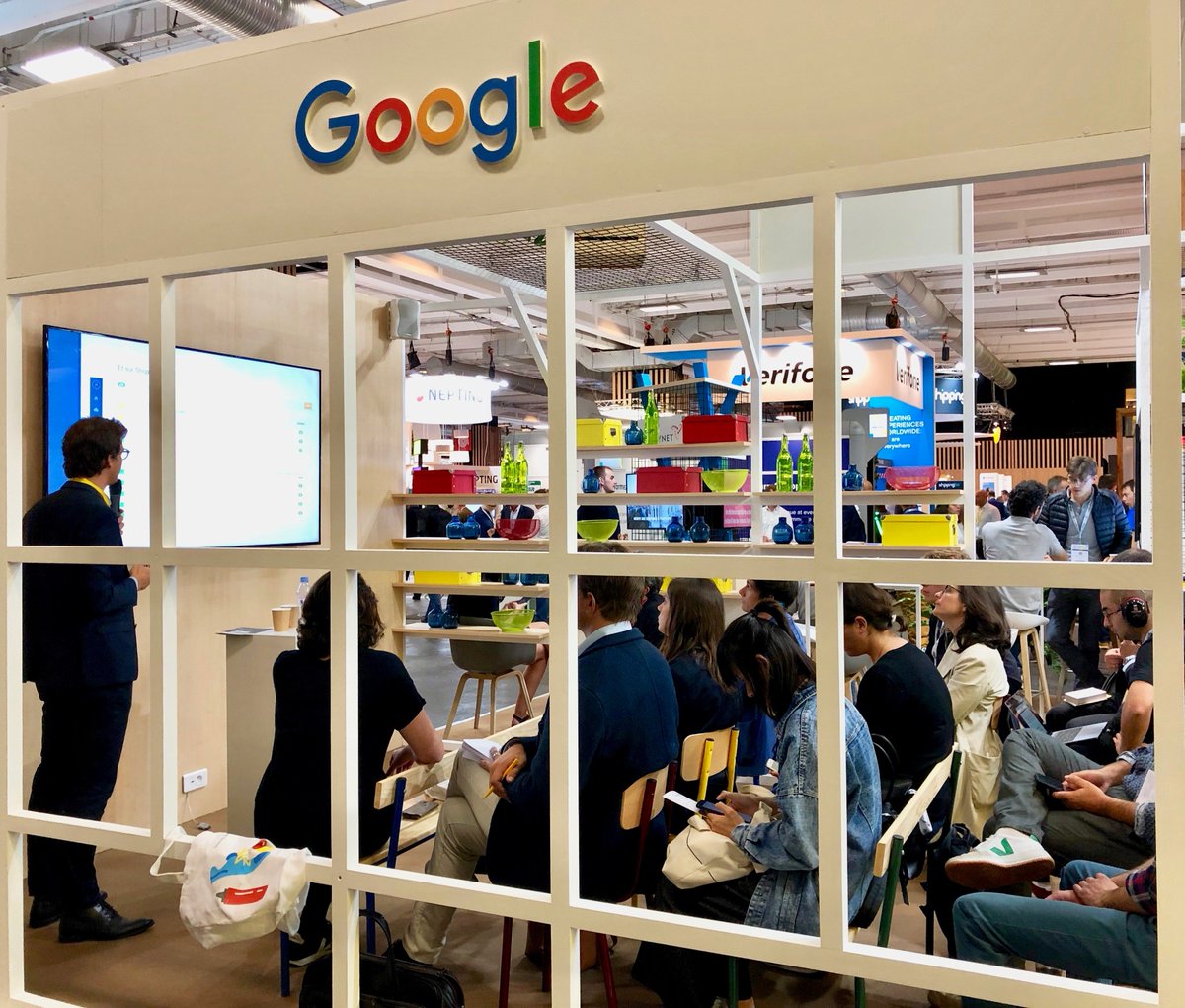 solocal's tweet photo. #ParisRetailWeek Jour 2

Petit 👋 à nos partenaires pour bien commencer la journée. 

Pour savoir ce que nous réalisons ensemble pour les entreprises locales, passez nous voir : stand Solocal, Allée E066, Pavillon 7.2 https://t.co/ky2ZLDRwmI