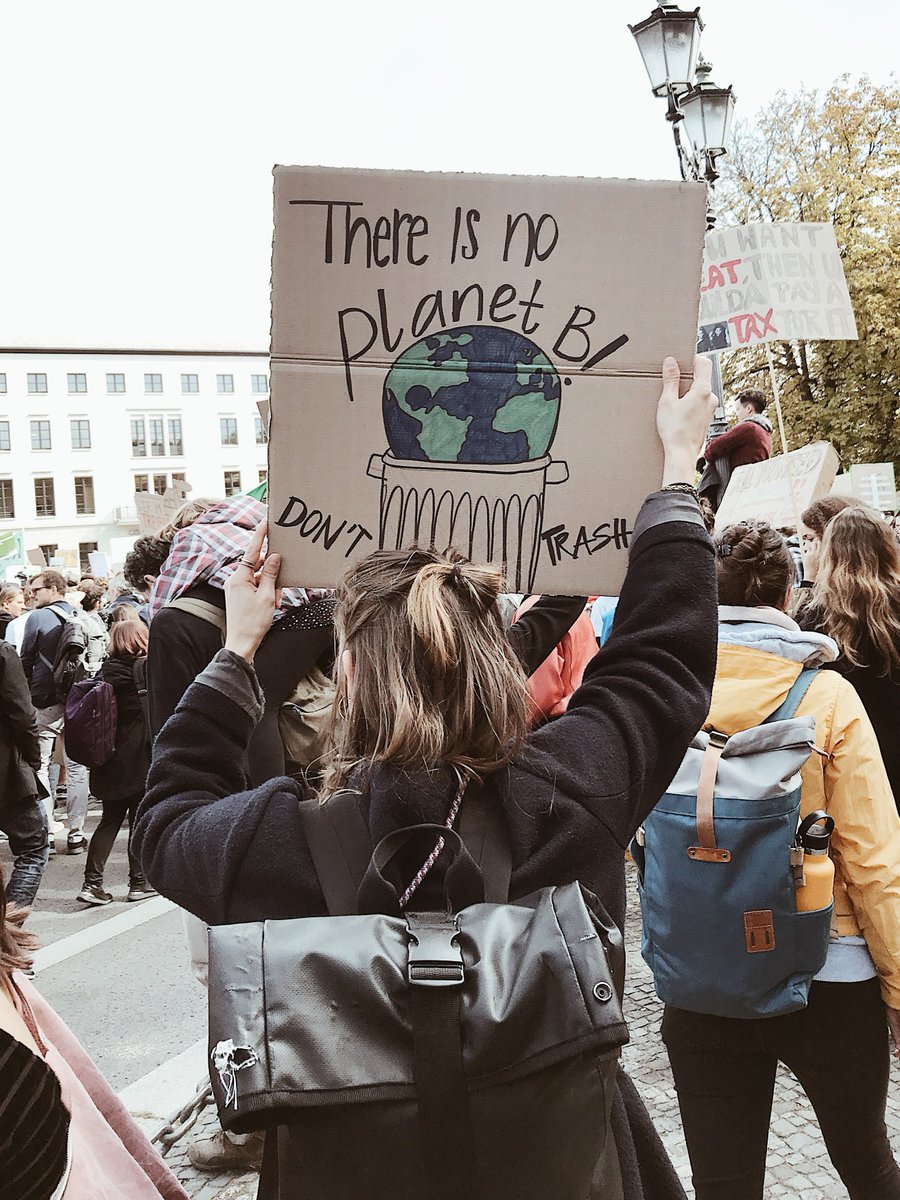 HalmStraws's tweet image. Impressionen vom #Klimastreik in Berlin letzte Woche. Knapp 270.000 Menschen waren gemeinsam für den Schutz des Klimas auf den Straßen und #HALM mittendrin! Aber es muss noch mehr passieren. Wir brauchen JETZT Veränderung! #allefürsklima #bethechange #halmstraws