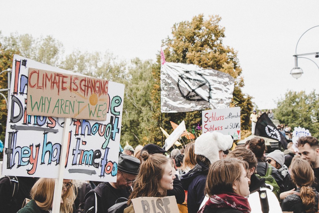 HalmStraws's tweet image. Impressionen vom #Klimastreik in Berlin letzte Woche. Knapp 270.000 Menschen waren gemeinsam für den Schutz des Klimas auf den Straßen und #HALM mittendrin! Aber es muss noch mehr passieren. Wir brauchen JETZT Veränderung! #allefürsklima #bethechange #halmstraws