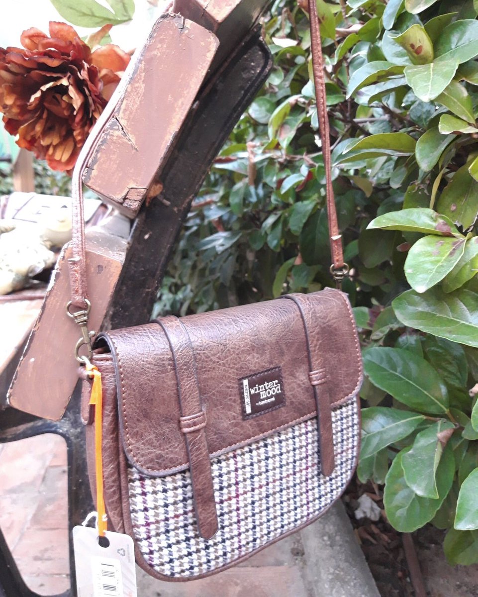 CAMUmuseros's tweet photo. Van arribant cosetes per a esta temporada.🍂 Continuen els #quadros, arriben els efectes metal·litzats i com no els #pints. Tot vos farà brillar. 📍 @nuria_ambients .
#modavalencia #comercioshortanord #museros #hortanordvalencia #valencia #detallsicomplements @uniogremial https://t.co/ISSgyT4Ne8