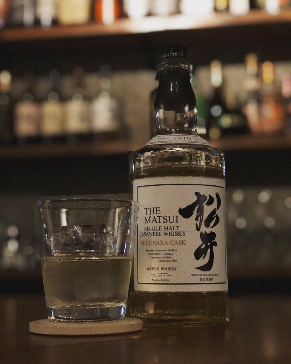 Bar_SHIN0829's tweet photo. 本日のオススメ🥃
.
#ウイスキー #松井 #THEMATSUI
.
ミズナラ材の樽で熟成されていてほのかに
甘く滑らかな口当たりなので飲みやすいです!
ぜひロックでゆっくり味わってみて下さい🙌🏻
#オシャレなBAR #隠れ家BAR #BAR #大阪 #京町堀 #阿波座 #本町 #靭公園 #お酒好きと繋がりたい #おいしいカクテル https://t.co/v14gaCN50H