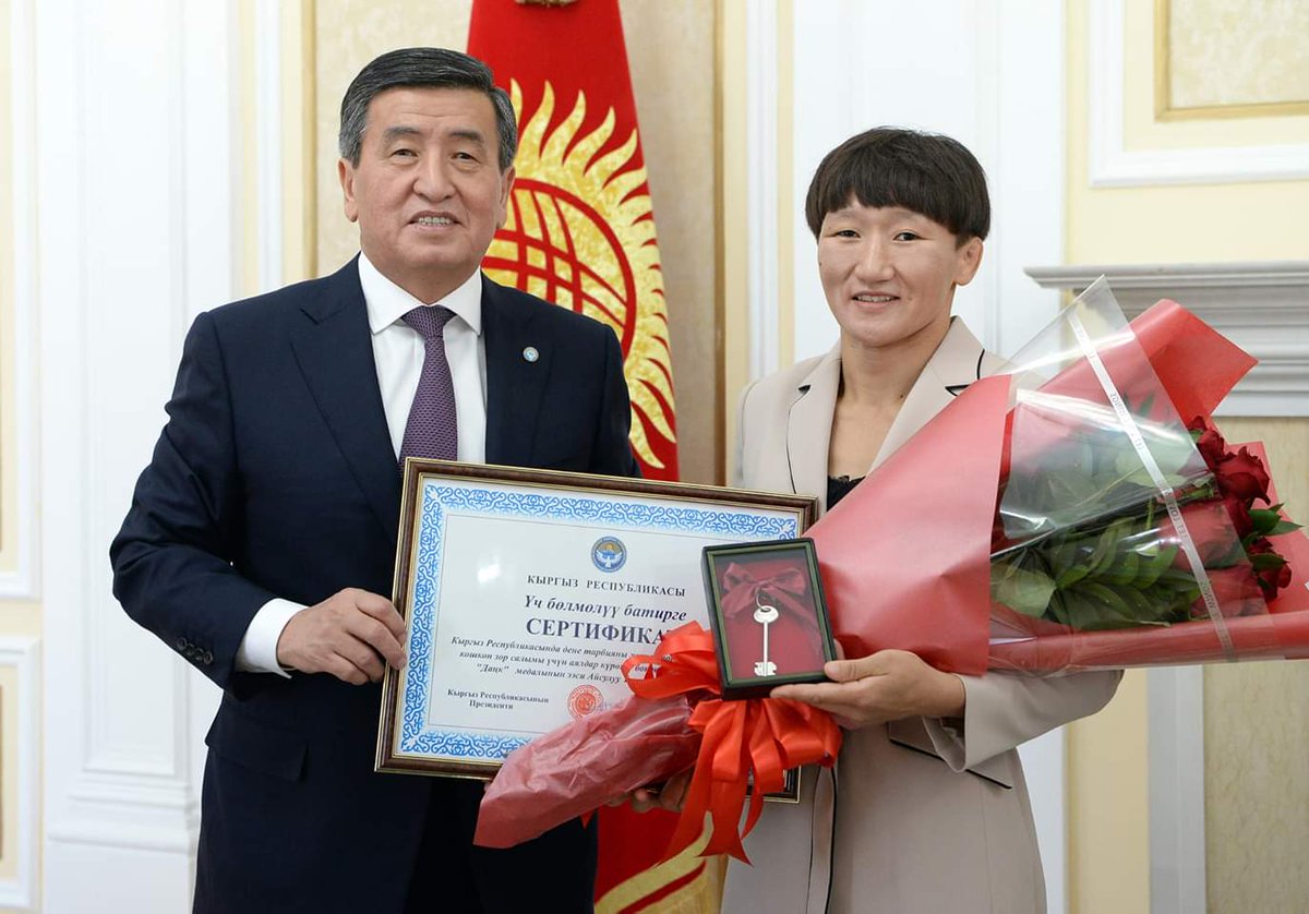 Үч бөлмөлүү квартира белек кылды