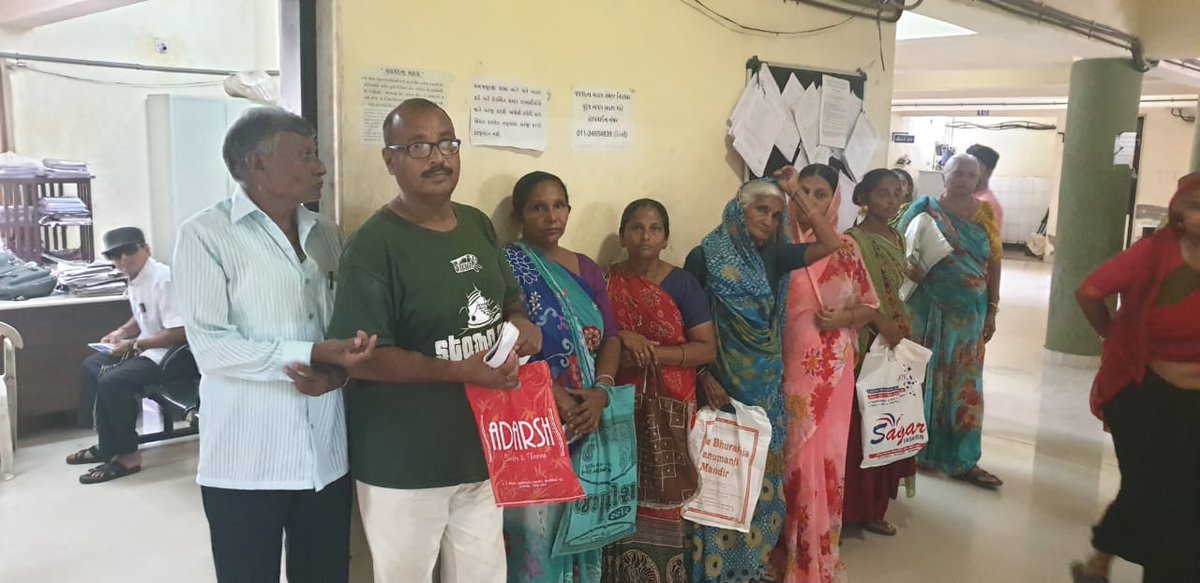 નિરાધાર વૃદ્ધ પેન્શન અને વિધવા સહાય યોજનાના અરજદારો સાથે યોજનાના સરળ અમલીકરણ બાબતે ચર્ચા થઈ. 
મામલતદારશ્રી સીટીની કચેરીને જરૂરી સૂચનાઓ આપી.