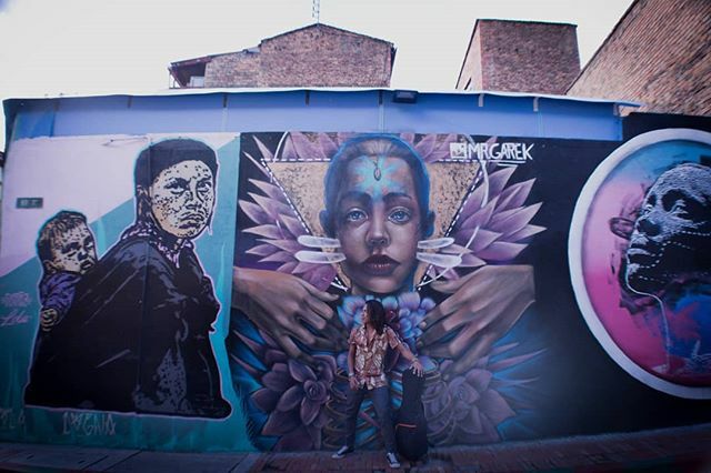 🍍Las calles de #bogota están llenas de historias.💥
Hoy vuelvo a mi tierra desde el recuerdo.
<a href="/mr/">mr</a>.garek al fondo de mi recuerdo🥂. #artecallejero #actitud #viajes #raizjuglar