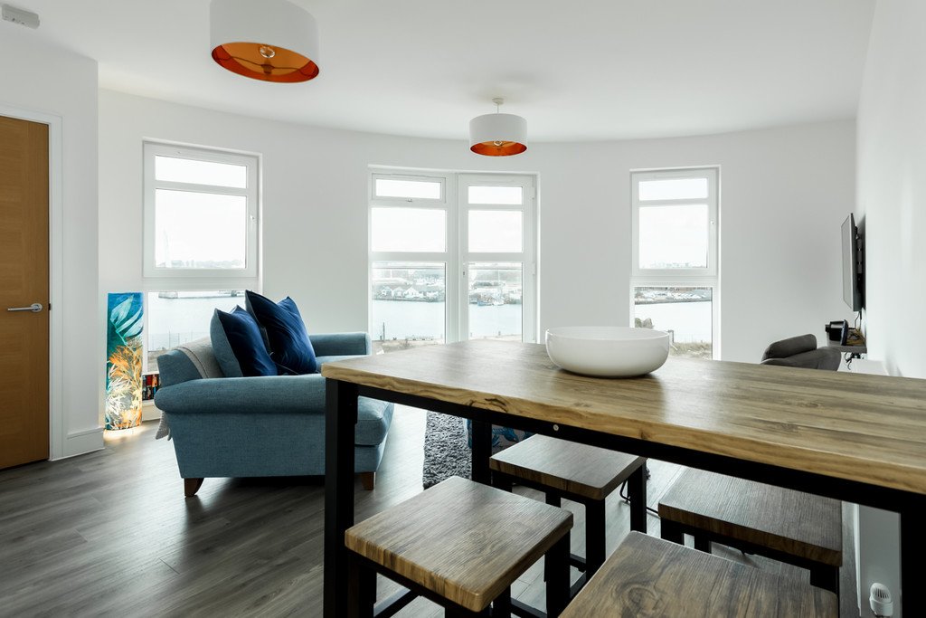 QuayLiving's tweet photo. 🌟NEW INSTRUCTION🌟 #ForRent 
https://t.co/53bCVyEVKO

A brand new two bedroom apartment in Carters Quay development with stunning views over holes bay! 

Offered unfurnished with white goods Inc. available from 1st November £1300 pcm.

☎️ Contact us to view on 01202 683444 https://t.co/juLqUXAHzO