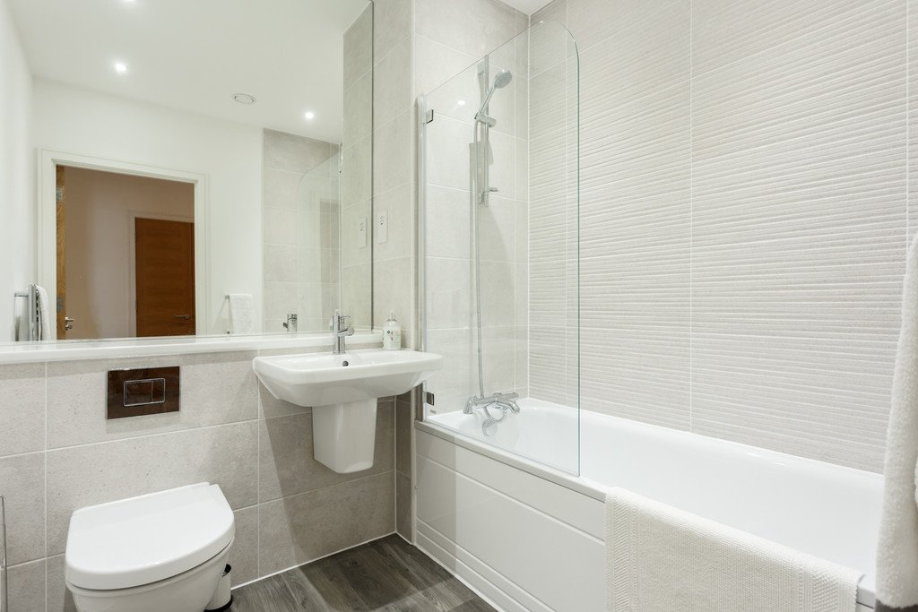 QuayLiving's tweet photo. 🌟NEW INSTRUCTION🌟 #ForRent 
https://t.co/53bCVyEVKO

A brand new two bedroom apartment in Carters Quay development with stunning views over holes bay! 

Offered unfurnished with white goods Inc. available from 1st November £1300 pcm.

☎️ Contact us to view on 01202 683444 https://t.co/juLqUXAHzO