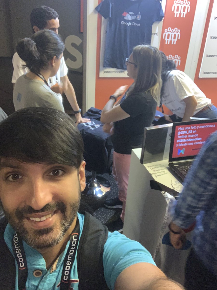 vmrecio's tweet photo. En el stand @GDG_ES !!! #GDGcodemotion https://t.co/l7zz3207j6