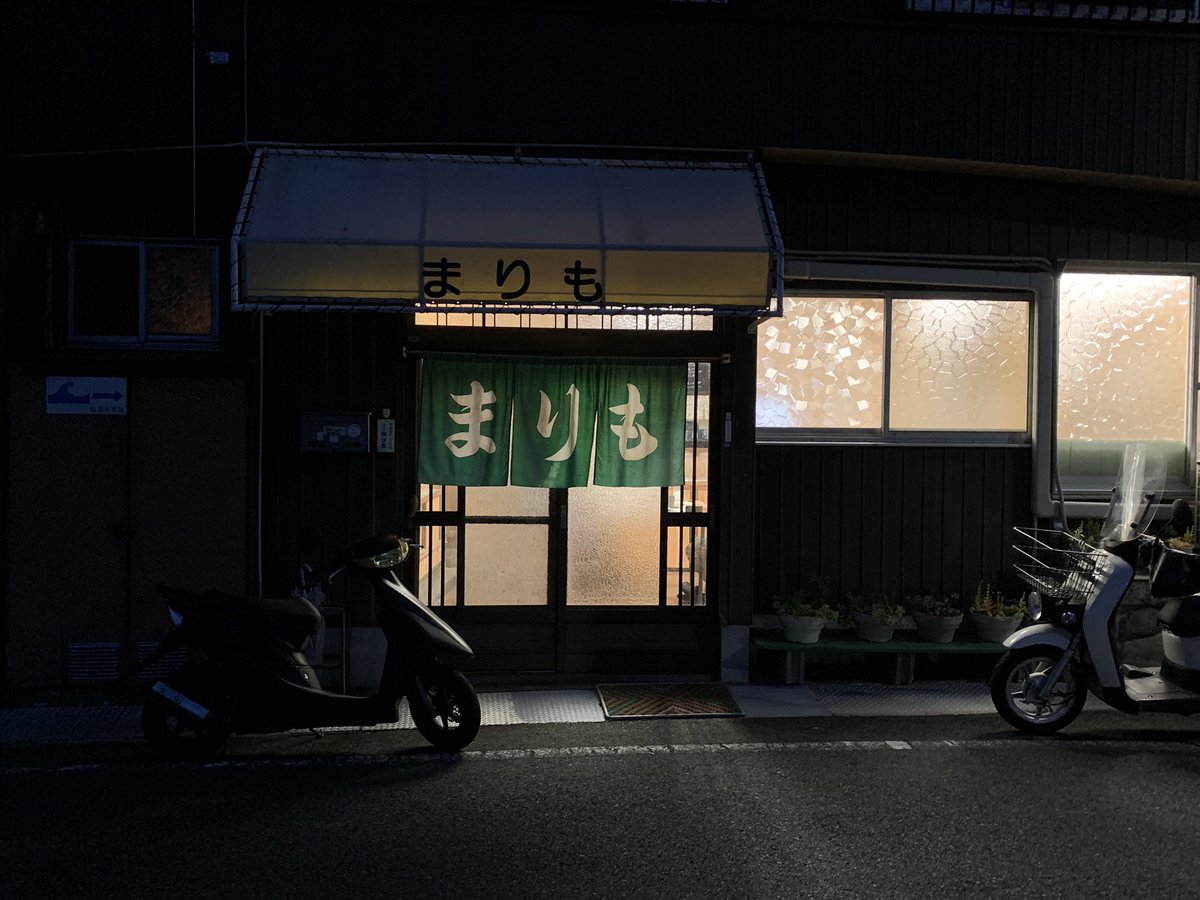 omjin3's tweet photo. やっとのことで灯りがついているお店を見つけだが、どんな食事ができるのかが想像できない。 https://t.co/2whhznzqQ3