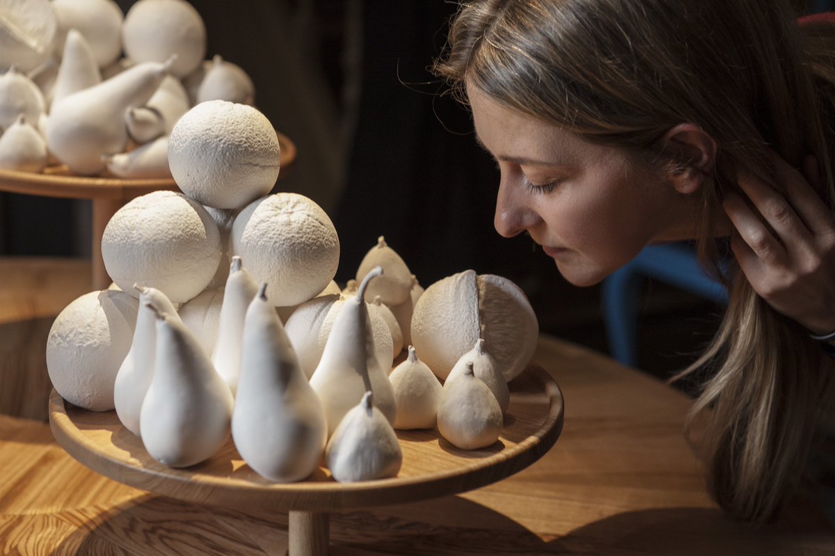 i_saw_mills's tweet photo. Just stumbled across my snout on https://t.co/KOM99XoZO7 taken by the amazing @KofiPaintsil
I’m smelling the exhibit ‘Scenterpiece’ that @AVMcuriosities created for #denneyedition @RainhamHallNT in collaboration with @The_Decorators
Beautiful, beautiful, beautiful! https://t.co/dbaYQihbuP