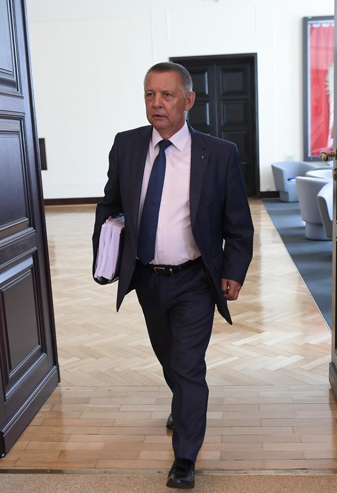 Prawo wg PiS. Prezes NIK M. Banaś nie chcąc zaszkodzić rządzącej partii przed wyborami zamiast podać się do dymisji sam sobie udziela urlopu. Tak rządzący naszym krajem krok po kroku systematycznie demontują polski system prawny.