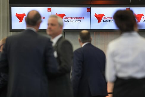 Im Frankfurter Kap Europa beginnt in wenigen Minuten unsere #Anteilseigner-Tagung 2019. Strategie, Marktentwicklung, Produktangebot und #CorporateGovernance stehen im Mittelpunkt. 200 Sparkassenvorstände sind gekommen, um sich zu ihrem Wertpapierhaus zu informieren.