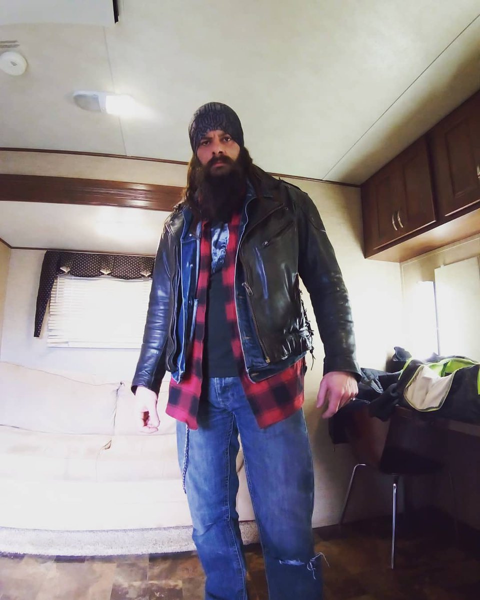 In my trailer as Greg for #JurassicWorld #BattleAtBigRock. The cool thing about landing the role of Greg. As i wear a bandana all the time. Was that Colin Trevorrow liked my own look so much. He stuck with it. Also Greg's jeans and boots were my own. I still have the boots 👌