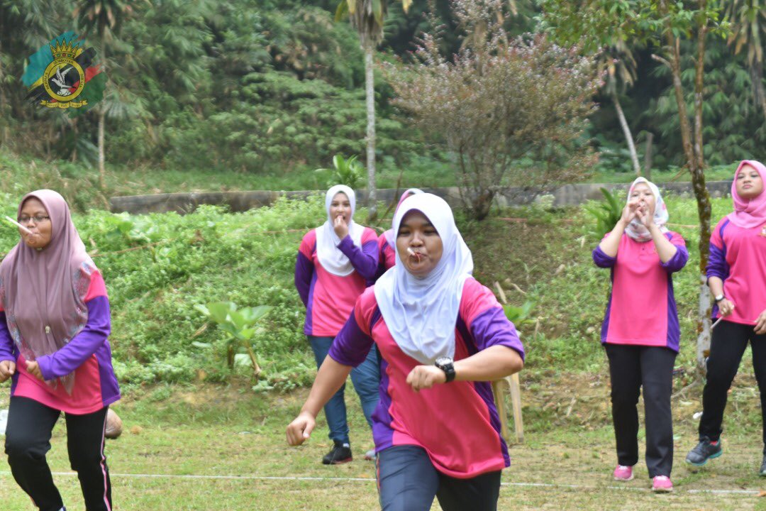 RSDrasmi's tweet photo. Kemensah, 20 Sep 19 - Satu aktiviti riadah santai wanita RSD telah diadakan bertempat di Kemensah Chalet &amp; Waterfall yang melibatkan pegawai dan anggota wanita Rejimen Semboyan Diraja sekitar Lembah Klang. https://t.co/Mw1MPVD4N1