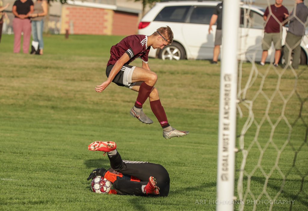 Art037's tweet photo. Omro scores early and often taking an easy win last night at home. #omropride #omroboyssoccer #canon1dxmarkii #highschoolsportsphotography @futureomro @FansFoxes https://t.co/LCLk5YOjDH