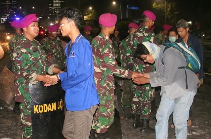 Puspen_TNI's tweet photo. Dialog dengan Prajurit Marinir TNI AL, Massa Turun dari Flyover Slipi Arah Grogol
.
Dialog dilakukan persuasif dengan mediasi dan memberikan pandangan dan himbauan tentang faktor keamanan bersama, selanjutnya perlahan massa Turun dari flyover Slipi😎💂 #Marinir #TNIAL https://t.co/g8jR9g8fag
