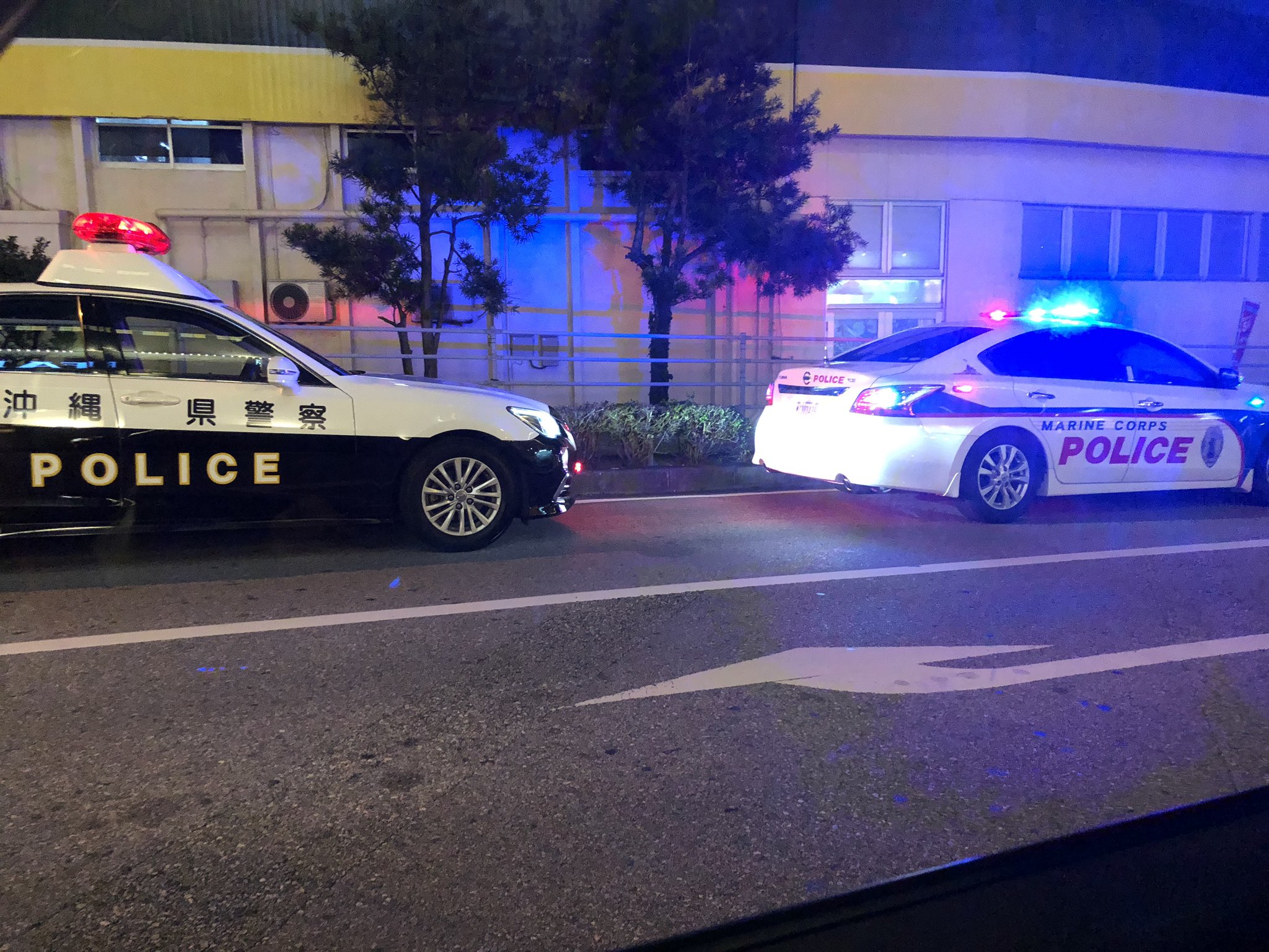 腹黒屋 C101土 東ア14a Shion Aji 横田基地のアンビュランス 当然ながらアメリカの救急車のそれ がサイレンを鳴らしながら凄い勢いで走っていったのなら見た事がありました Twitter