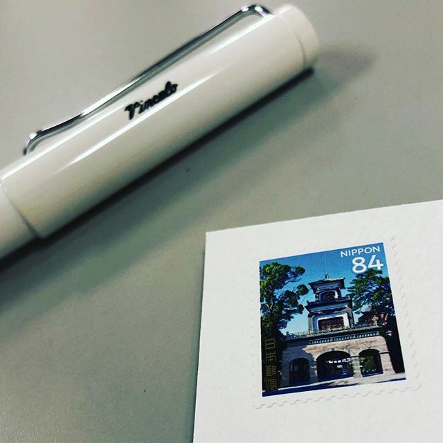 OfficeVinculo's tweet photo. 封筒を送るために切手を探したら、消費税アップ後の為に購入した「84円」切手しか無かった😅 まだ82円で送れるのに…😭 #OfficeVinculo #仕事 #work #編集 #撮影 #デザイン #editorial #Photo #design #雑誌 #magazine #取材 #ライティング #大阪 #osaka #郵便 #切手 #10月から #84円 https://t.co/xUSQGMx9sl