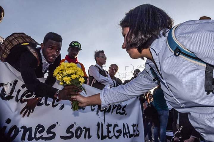 MUY BUENA NOTICIA!!

Disparos de pelotas de goma. 14 muertes, 1 desaparecido. 5 años más tarde, se procesa a 16 guardias civiles en el caso de "EL TARAJAL". No más impunidad en las fronteras.
1/3
