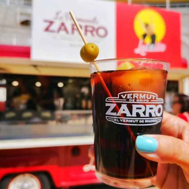 Antes de empezar algo nuevo, tienes que terminar lo anterior... ¿Pero por qué no podemos bebernos las dos botellas de#vermutzarro a la vez? 😉
📷: Eldiariode_valentina 
.
.
.
#vermutdemadrid #vermutzarro #zarro #cometelasventas #terrazeo #vermuteo #vermut #madrid #aperitivo #bar