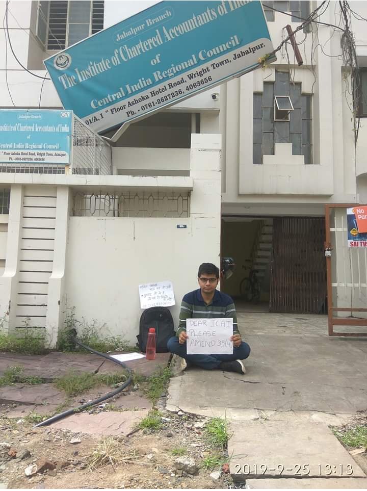 shobhit_paroha's tweet image. Senior of mine protesting alone at Jabalpur chapter of CIRC of ICAI.
Proud of you sir.
#ICAIReforms #dearicaiplschange #dearicaiammend39_4