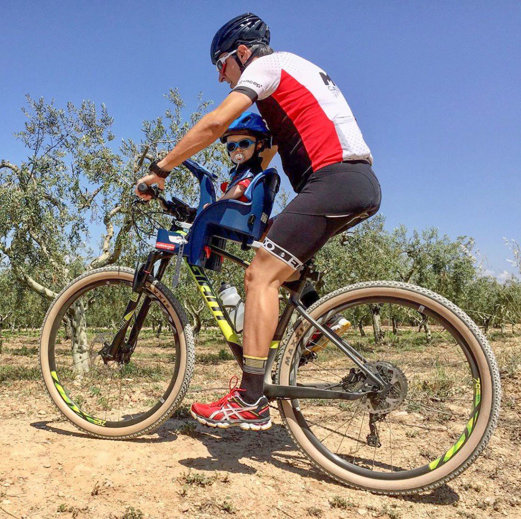 La emoción de practicar este deporte se duplica al ser compartida con ellos. ❤ Elegid vuestro modelo favorito de sillitas Safefront... ¡y empezad a disfrutar juntos!
👉 weeridespain.com
📸 __danigs__ #WeeRideSpain #DelanteMolaMás