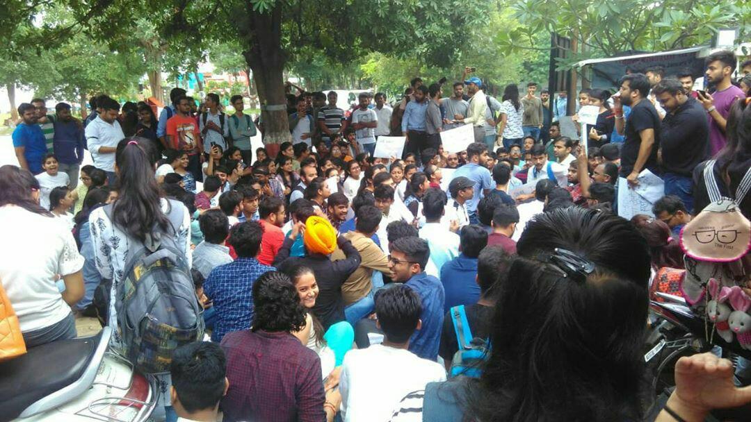 SirJadeja's tweet image. 12 lakh CA students across India are fighting for a basic right to re-evaluate their answer sheets after multiple incidents of incorrect results. 

Majority of institutes have given that right to the students then why is @theicai so scared? 

#dearicaiplschange #DearICAIAmend39_4