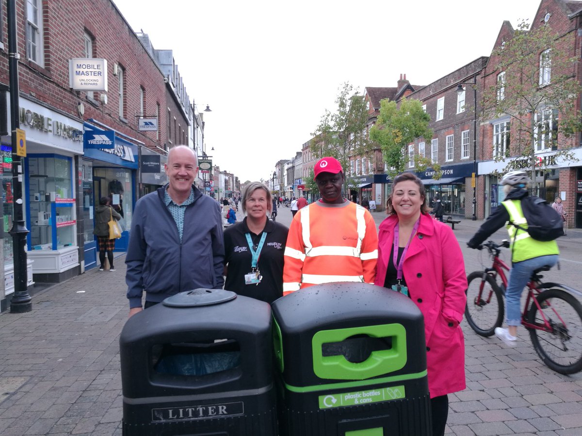 SteveArdaghW's tweet image. Great to unveil the first &apos;on the go&apos; recycling bins in Newbury today with @VeoliaUK &amp;amp; @newburybidteam - helping people do the right thing with bottles and cans #RecycleWeek2019
