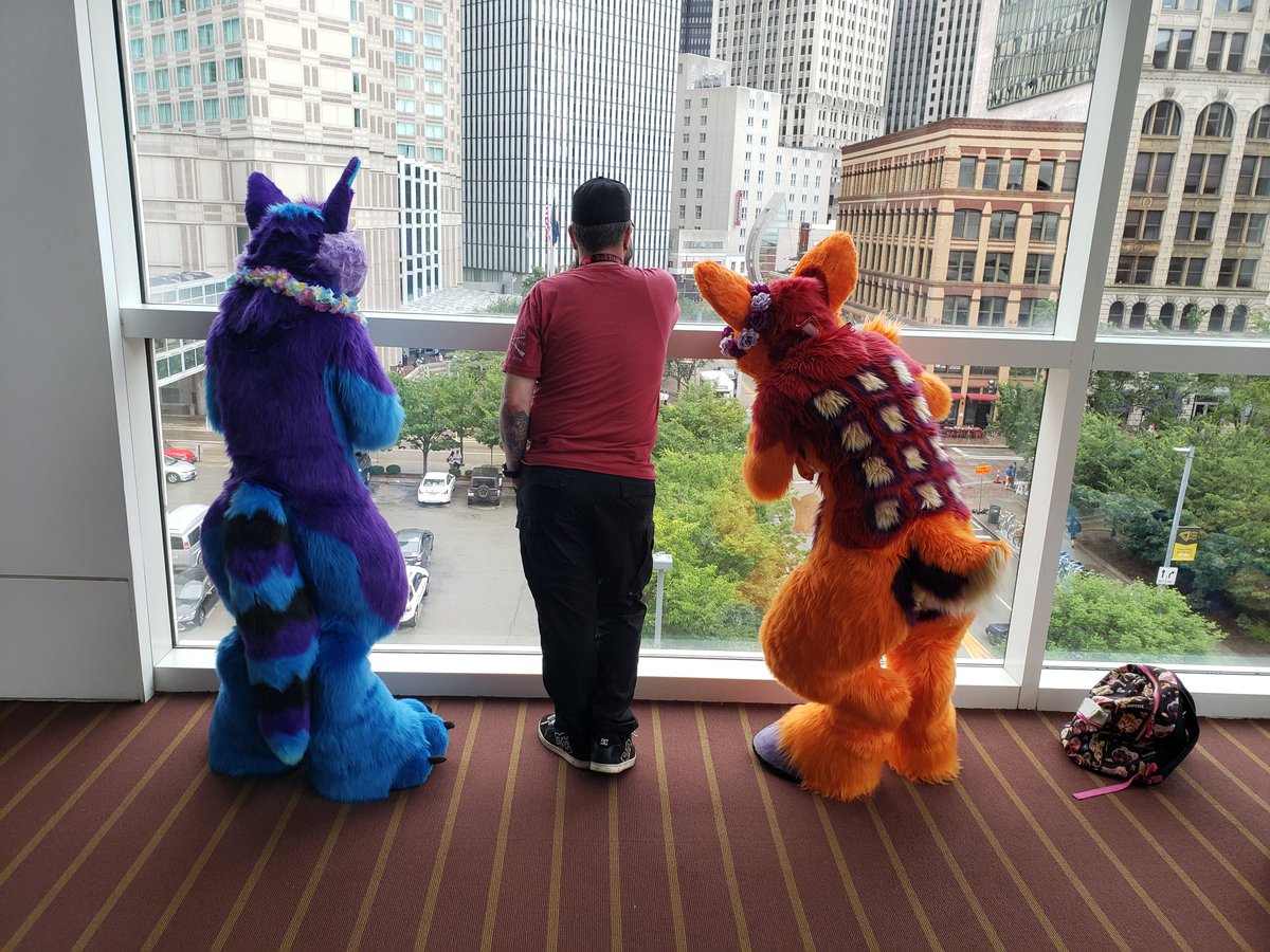 TytoPhoenix's tweet photo. #Anthrocon2019 throwback because I want to go back! Next year seems so far away 😭 always with the love if my life @OceanaShepherd https://t.co/mOQZqmkkMN