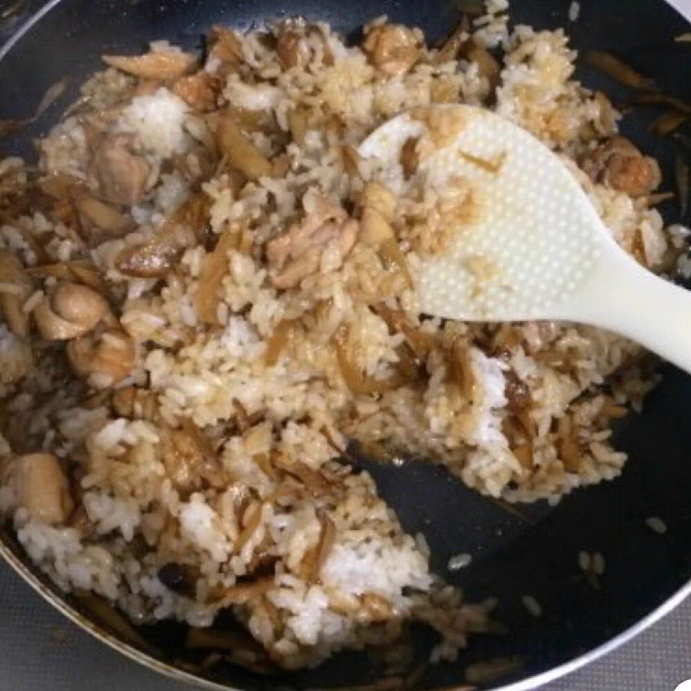 今日の夕飯はこれで決まりかも！炊き込まずに作れる大分鶏めし風が美味しそう！