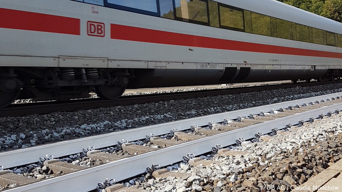 Der #Klimawandel erhitzt nicht nur Gemüter, sondern auch unsere Gleise. 🌡️ Deshalb erproben wir jetzt im Praxistest die kühlende Wirkung weißer Farbe an den Schienen. deutschebahn.com/de/presse/pres…