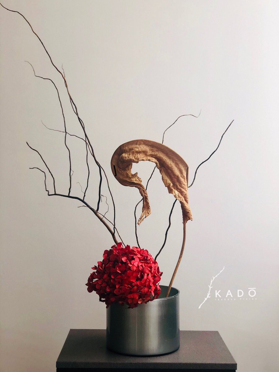 GSA72's tweet photo. La inspiración y la creatividad se presentan de múltiples formas. ¡Hoy tocaron flores! 

“Momento intacto”
Pieza inspirada en ikebana -técnica de flores ancestral japonesa- que une al cielo al hombre y a la tierra. Estos tres elementos se combinan en hoja, flor y rama. https://t.co/ewXz4anaps