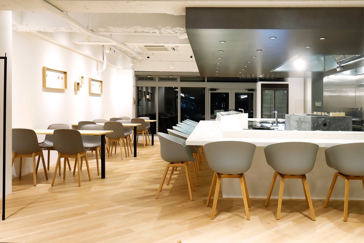 isoplamsrl's tweet photo. We are in the heart of the city of Matsuyama in #Japan, in a brand new #izakaya. 🇯🇵

The Microverlay #cement-#resin, elegant and resistant to stains, wear and impacts, has been chosen to cover and customize the large counter that welcomes customers.
https://t.co/selu8Elevl https://t.co/gYAY0qmusJ