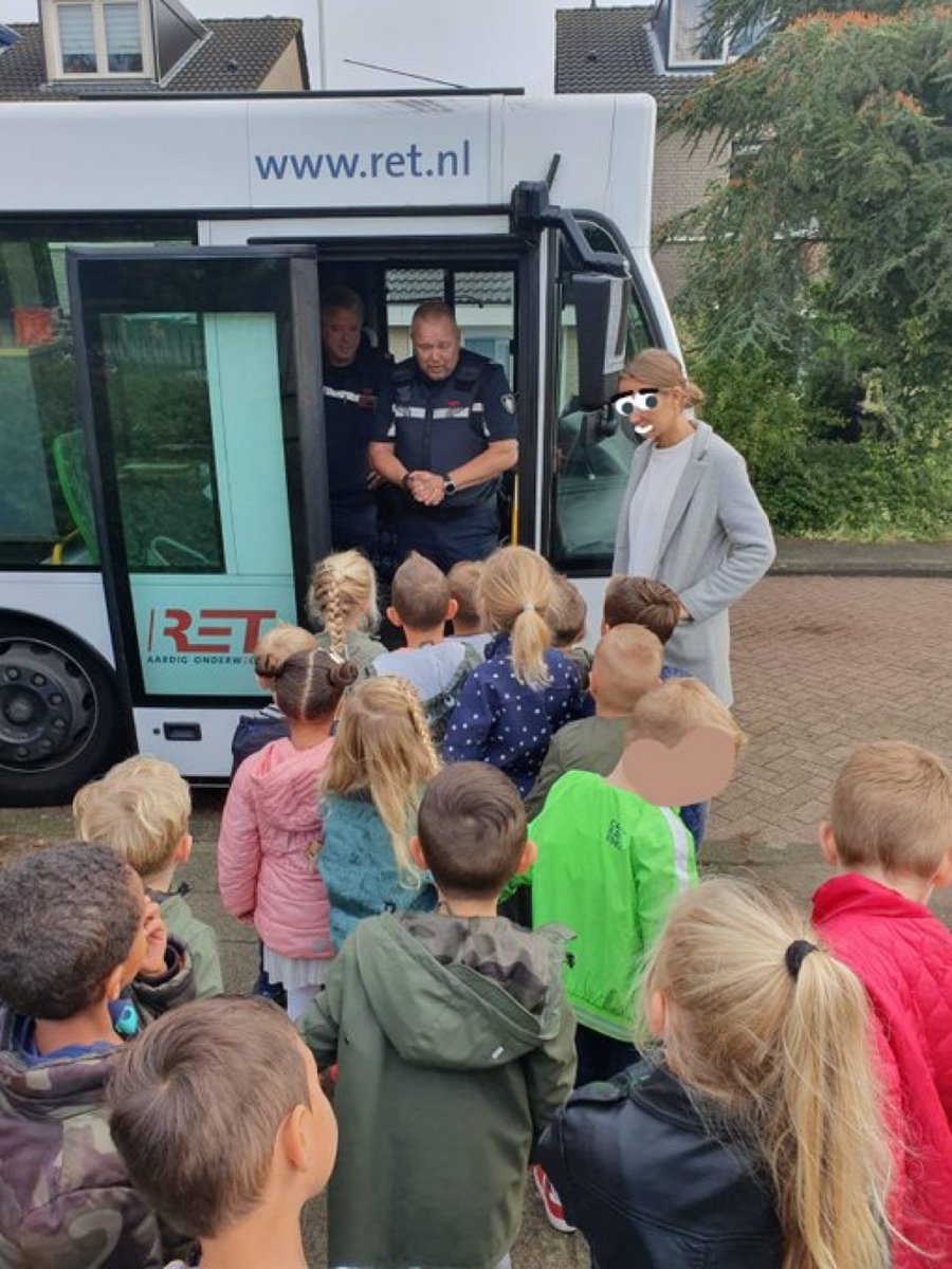 RET_controle's tweet photo. Vandaag zijn onze collega’s in het kader van #scholenproject aanwezig bij diverse scholen in Rotterdam. #uitleg geven over het OV en #veiligheid ^SCS https://t.co/nPukSxvXrd