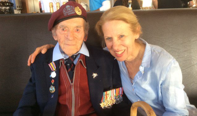 Veteraan Tom Hicks nu celebrity HEELSUM Tom Hicks keerde afgelopen zaterdag terug naar Dropzone X, de plek waar hij tijdens Operatie Market Garden landde. De veteraan (100) onthulde een plaquette op het terrein... twib.in/l/LLqXGdEX5exd