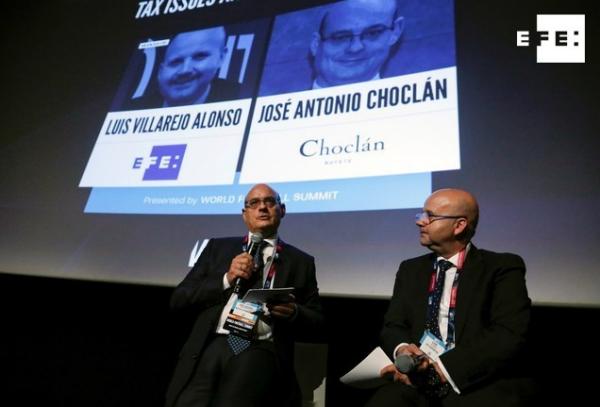 <a href="/Tebasjavier/">Javier Tebas Medrano</a> @WFootballsummit 📸🗣️ | El director de Deportes de la Agencia EFE, <a href="/luis_villarejo/">luis villarejo</a>, conversa con el abogado José Antonio Choclán durante el Congreso Mundial del Fútbol (@WFootballsummit) en la ponencia: "Problemas fiscales y corrupción en el deporte"

#WFS19