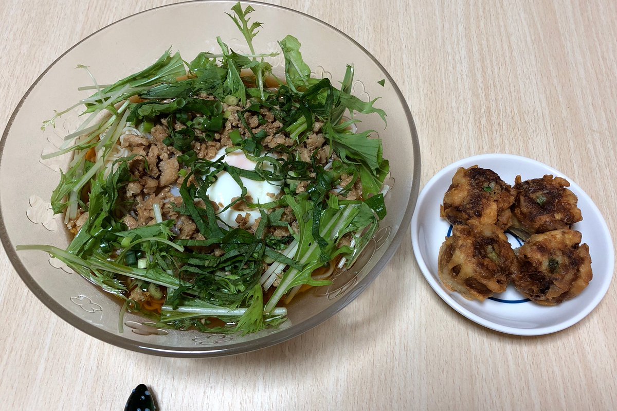 ちはる 主婦休みの日 なので 夕飯も簡単に お素麺もレンジで茹でて 冷凍しておいた鶏そぼろと これもレンチン温玉 水菜と紫蘇と小ねぎ乗せにゅうめん こんな簡単手抜きなのに美味しい幸せと思えるんだから幸せだな 揚げシュウマイはどうしても食べたくて 衣