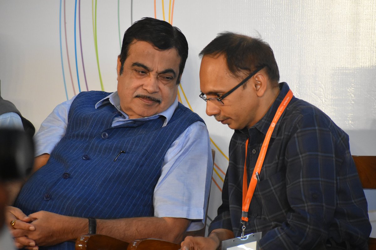 WalkarooIN's tweet photo. Good to had Honb'le Minister of @minmsme, Mr. @nitin_gadkari at India International Footwear Fair 2019.
It's the last day of IIFF. See us at Booth: E&C in Hall: 7E at Pragati Maidan, Delhi.
#Walkaroo #BeRestless #IIFF #IIFF2019 #IIFFDelhi #WALKAROOxIIFF https://t.co/JpWe2kYvuc