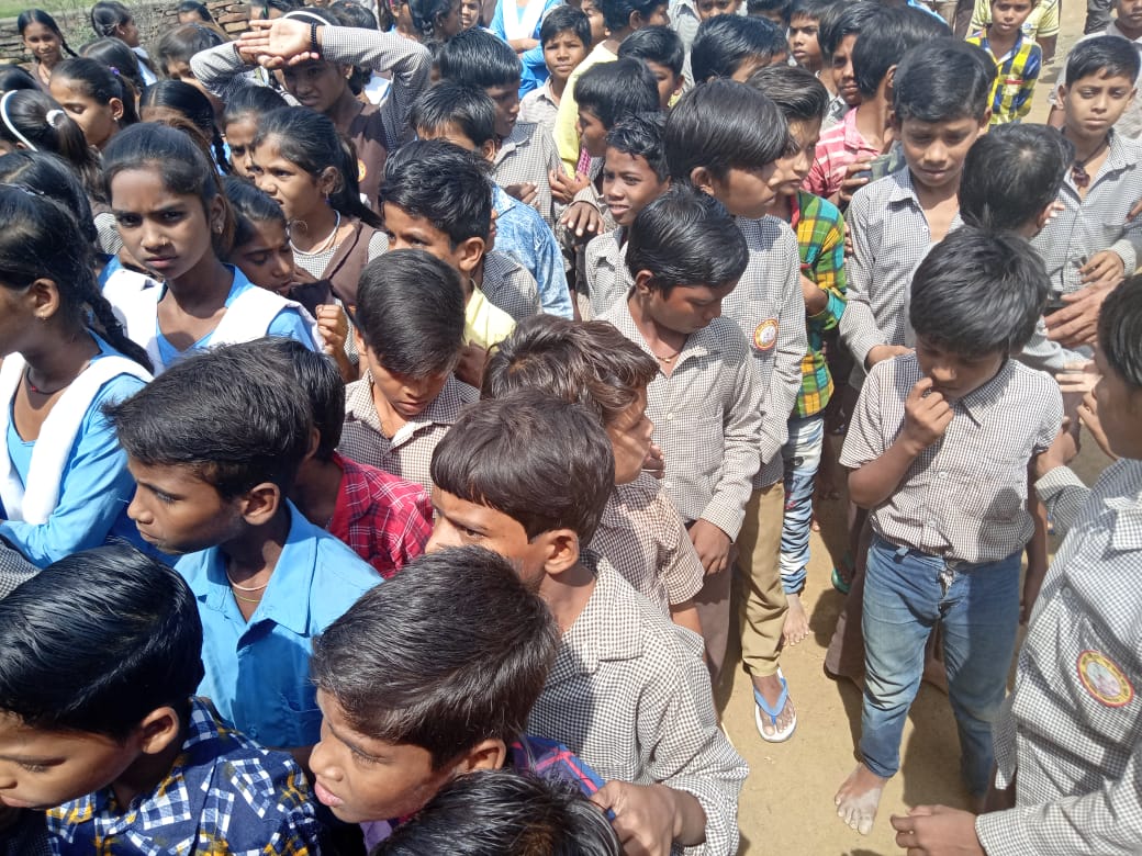 ChildHealthMP's tweet photo. दमोह जिला के पटेरा तहसील के बामोरा गांव में  बाल स्वास्थ्य दूत के माध्यम से स्कूली बच्चों को डायरिया से बचाव, साफ सफाई और प्राथमिक उपचार के बारे में जानकारी दी गई।

#HealthyMP https://t.co/GtqV0iNNWG