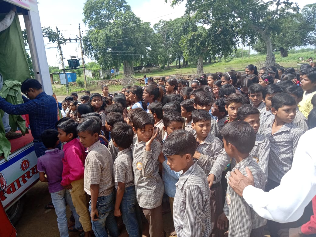 ChildHealthMP's tweet photo. दमोह जिला के पटेरा तहसील के बामोरा गांव में  बाल स्वास्थ्य दूत के माध्यम से स्कूली बच्चों को डायरिया से बचाव, साफ सफाई और प्राथमिक उपचार के बारे में जानकारी दी गई।

#HealthyMP https://t.co/GtqV0iNNWG