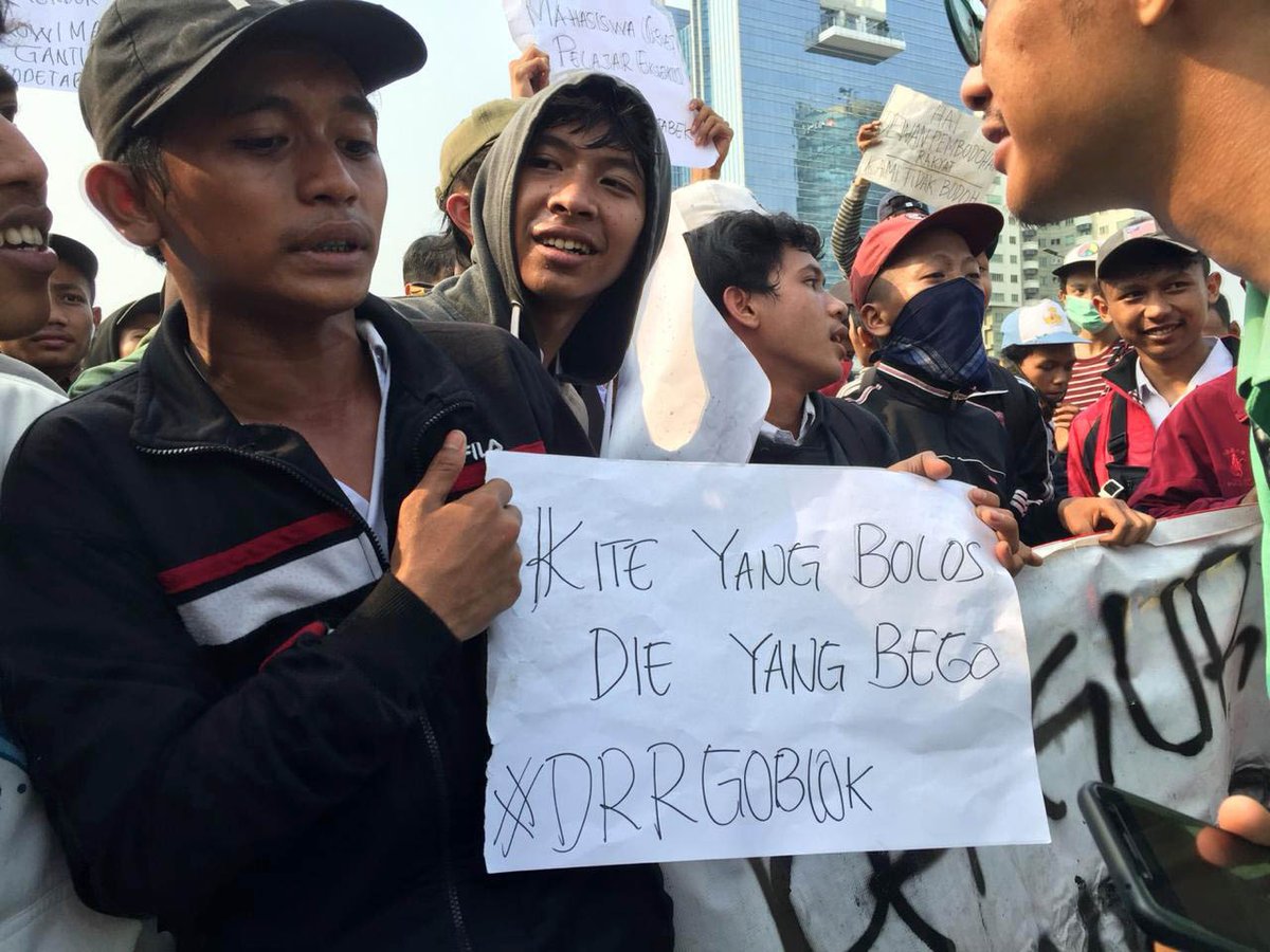 detikcom's tweet photo. #Foto Massa aksi #STMMelawan sempat bergerak menuju gedung DPR. Namun, langkah mereka tertahan di flyover Pejompongan. Begini potret mereka: https://t.co/HRsXKltlO0 #Demo #DemoPelajar
--
Foto: Ari Saputra/detikcom https://t.co/BfL41pRwuK