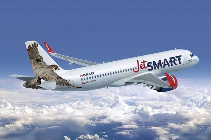 jairbolsonaro's tweet photo. TRABALHO DO GOVERNO: A  @VuelaJetSMART acaba de chegar ao Brasil. Anunciou seu voo inaugural Salvador-Santiago por R$ 299. Já são 5 lowcosts iniciando investimentos em nosso país. A concorrência barateando o preço das passagens e disputando a qualidade dos serviços. @tarcisiogdf https://t.co/hEvcljx7kn