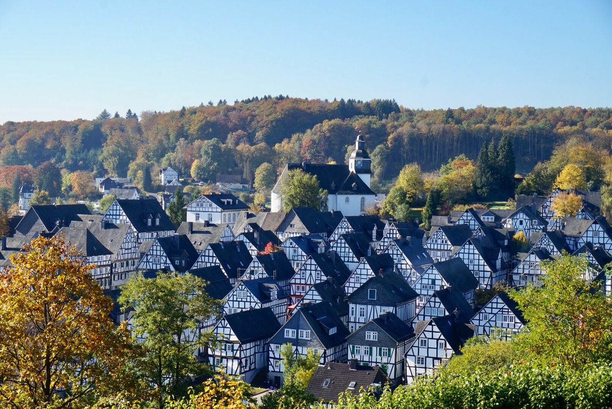 Ann ドイツ観光系 タビシタ 秋といえばこの季節の フロイデンベルク はとても好きです ドイツではかなり珍しいモノトーンの木組みの家と 黄葉の組み合わせは本当に素晴らしい景色 10月19 日には中世 秋のマルクトが開催されるので そこに合わせ