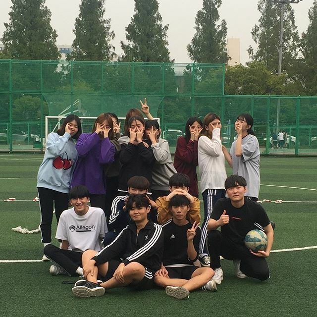 bcuidept's tweet photo. 괜찮아 첫번째 예선은 이겼으니까🤔
 #체육대회 #전략줄다리기 #예선 https://t.co/Tiw6mvZiSB
