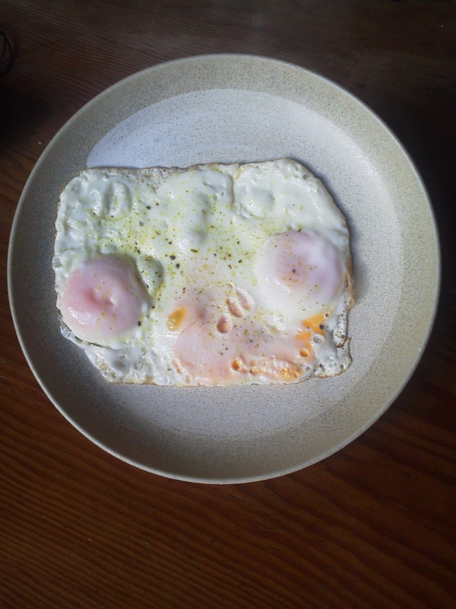 おふぃす きゅ 竹林には筍が出現中 笑 A Twitteren ラピュタパンを目指したらこうなった 笑 目玉焼きを卵焼きフライパンで焼いてもらったら なんだか巨神兵みたい 魚焼きグリルが仕事しすぎて 真っ黒くろすけ とある日の朝ごパン