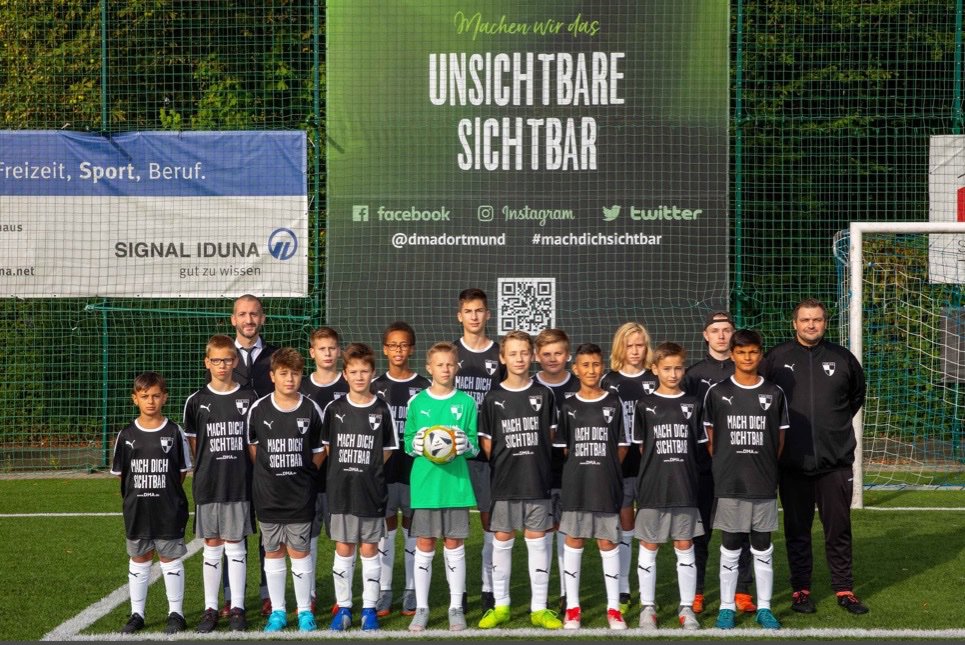 dmadortmund's tweet photo. Die DMA GmbH ist der neue Trikotsponsor der D1 Jugend des SV #Berghofen😀
Wir freuen uns über dieses Engagement im Dortmunder Sport und darüber, so ein kleines bisschen vom eigenen Erfolg weiter zu geben. #machdichsichtbar #fussball #dortmund #amateurfussball #sichtbarkeit https://t.co/2ZivHG4ewJ