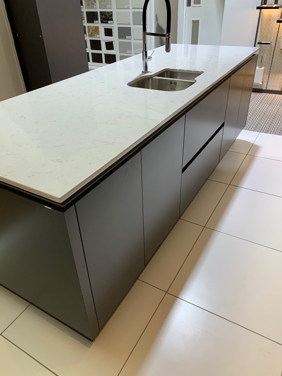 Today we have a new TKC kitchen from the 'Avivo' range! A total of 6 high-end appliances are included, plus a new Siemens Dishwasher. For under £7,000, this is truly an amazing price - MUST GO THIS WEEK❗kitchenexchange.co.uk/buy-a-kitchen/…