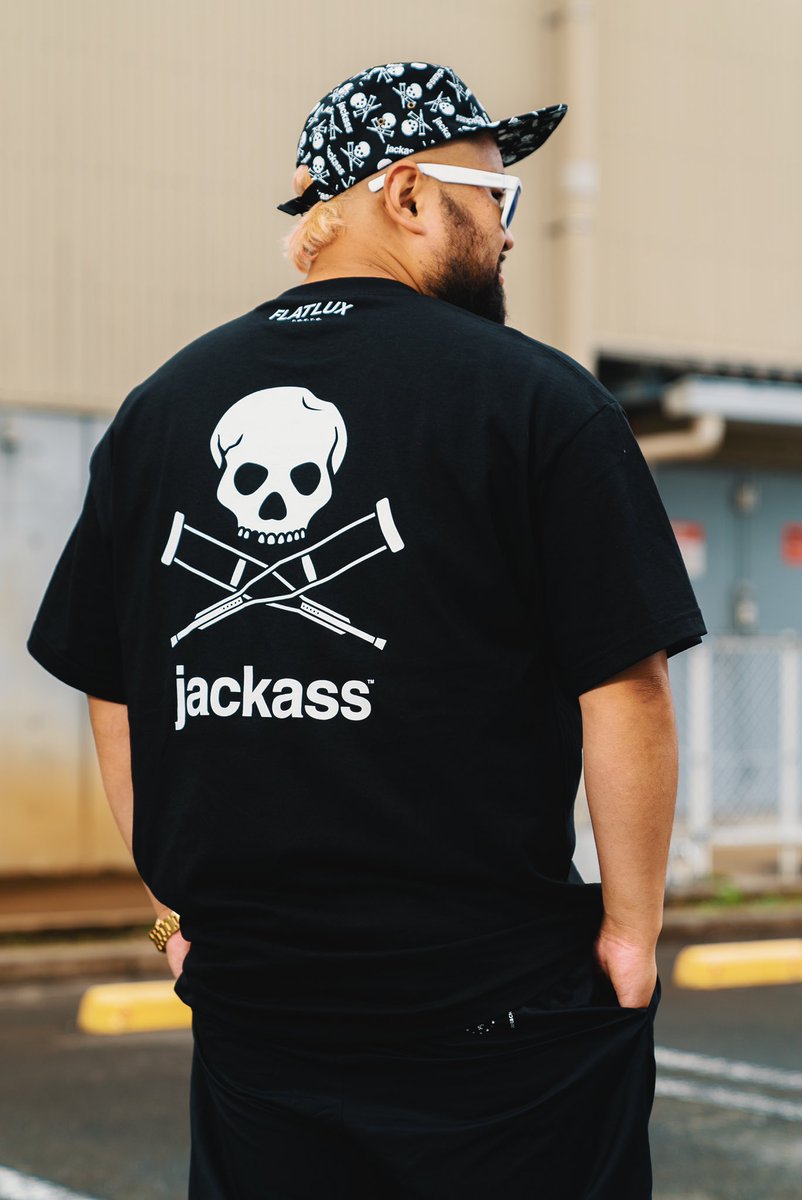 butchbigwave's tweet photo. dude #FLATLUX #jackass #9月28日リリース #BUTCHさん #ブッチさん #ビッグウェーブさん
#Repost
iPhone発売日には必ず先頭に並んでいる、あのビッグウェーブさん。
19歳で初めて入れたタトゥーがjackassロゴだったという、筋金入りのjackass crew。
乗るしかないこのビッグウェーブに。
#jackasscrew https://t.co/OfRPhngKAH