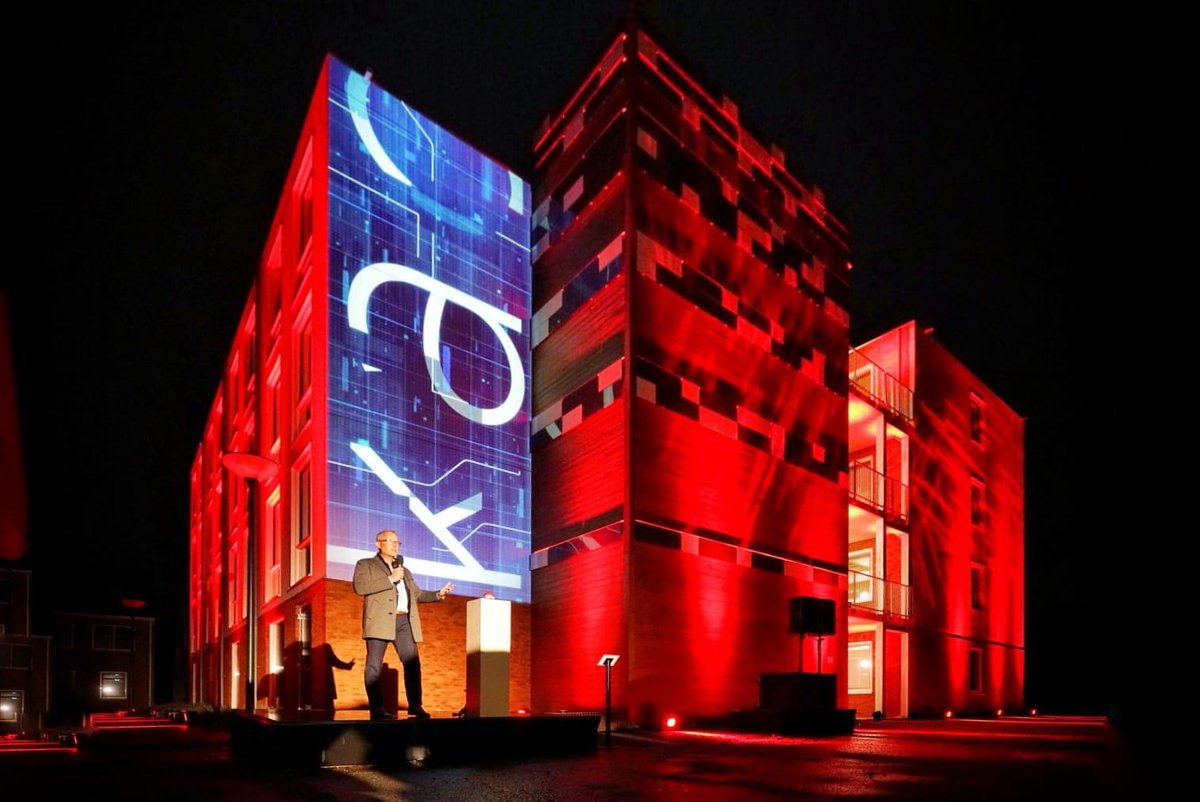 FreddyvdWerff's tweet photo. Gisteren getuige van spectaculaire opening van de circulaire pop-up wijk @DeLoskade, de wijk van overmorgen. Gefeliciteerd @hilbrand en @PeterHutten met het realiseren van dit unieke project van @vanwijnen en @fijnwonen.  
#lef #visie #doorzettingsvermogen #trotsepartner https://t.co/DO0cwQ7alA