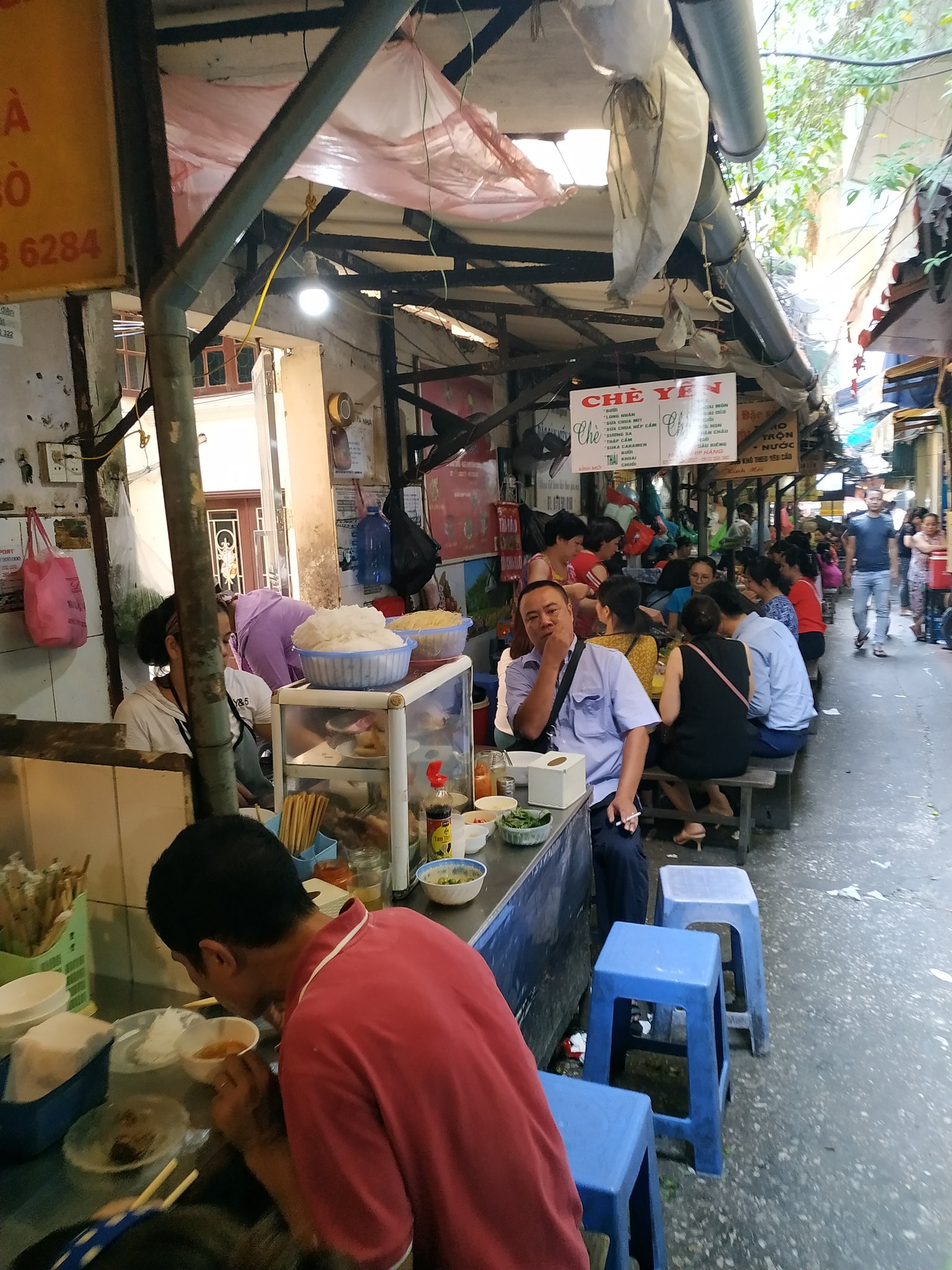 今井淳一 ハノイ 旧市街ngo đồng Xuanの屋台街 狭い通りに所狭しと並ぶ食べ物屋の中で 宝石のように輝くチェー屋 甘いチェーを味わう前から そのカラフルな彩りに癒される ベトナム料理 ハノイ 今井淳一 ハノイ 旧市街ngo đồng Xuanの屋台街 狭い通りに所狭しと並ぶ食べ物屋の中で 宝石のように輝くチェー屋 甘いチェーを味わう前から そのカラフルな彩りに癒される ベトナム料理 ハノイ